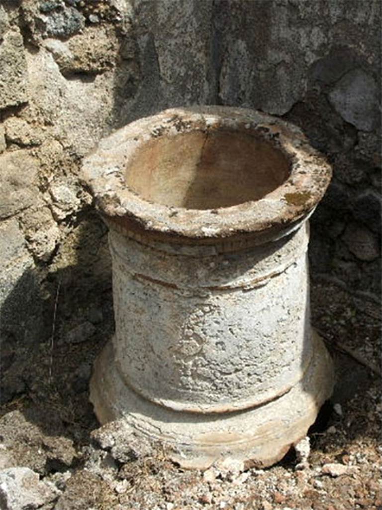 IX.6.3 Pompeii. May 2005. Terracotta puteal in kitchen area, “i”.
According to Mau, in the corner to the left of the entrance doorway was the mouth of the cistern with terracotta puteal.
Back in time this had been roughly refaced with white stucco.
In a nearby corner was a low basin (0.74 x 0.98, 0,18 deep). 
The hearth, in the south-east corner, was of an irregular shape.
Nearby on the left wall was the usual lararium painting.
See Mau in BdI, 1880, (p.220).