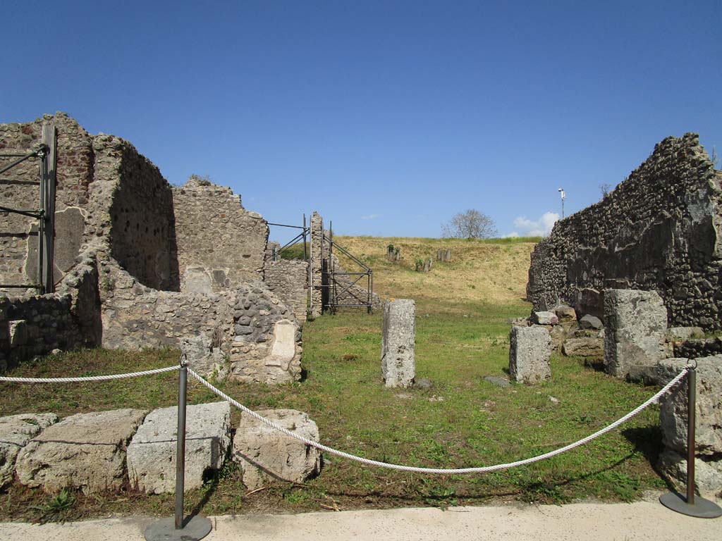 IX.6.4 Pompeii. April 2019. Looking east from Vicolo di Tesmo. Photo courtesy of Rick Bauer.
The north-east corner of the kitchen would have been approximately where the scaffolding can be seen, centre of photo.