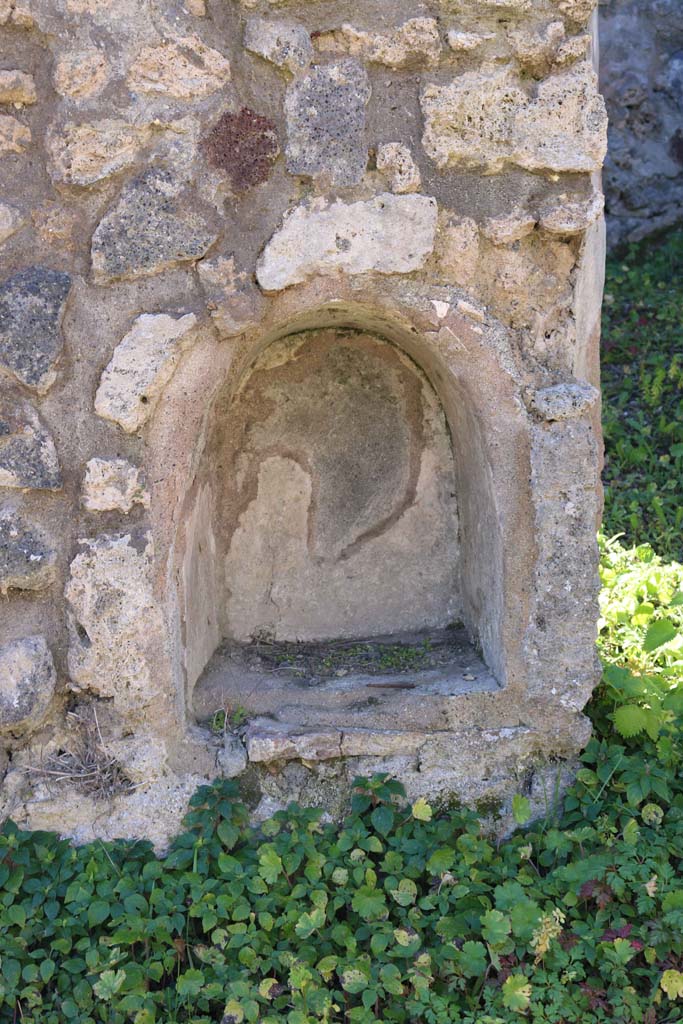 IX.6.8 Pompeii. February 2020. Niche set into pilaster. Photo courtesy of Aude Durand.