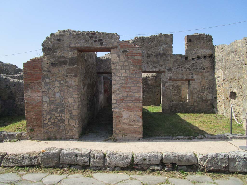 IX.6.e, Pompeii. April 2019. Looking north to entrance doorway, on right.
Photo courtesy of Rick Bauer.