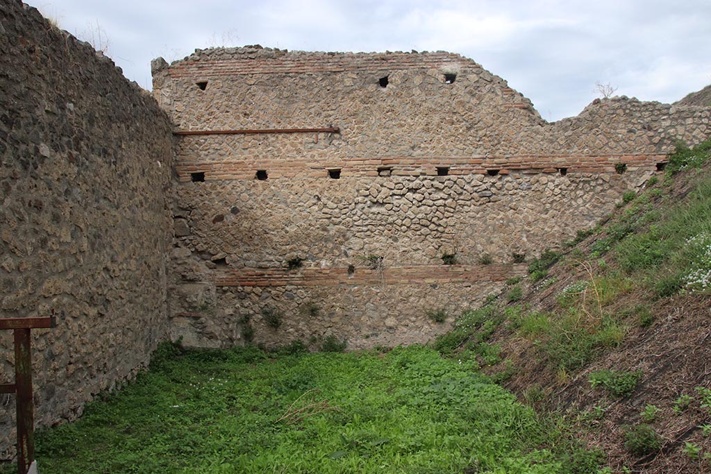 IX.7.12, 14 or 16 (?) Pompeii. October 2024. 
Garden area “e”, north wall with lararium in north-west corner. Photo courtesy of Klaus Heese.