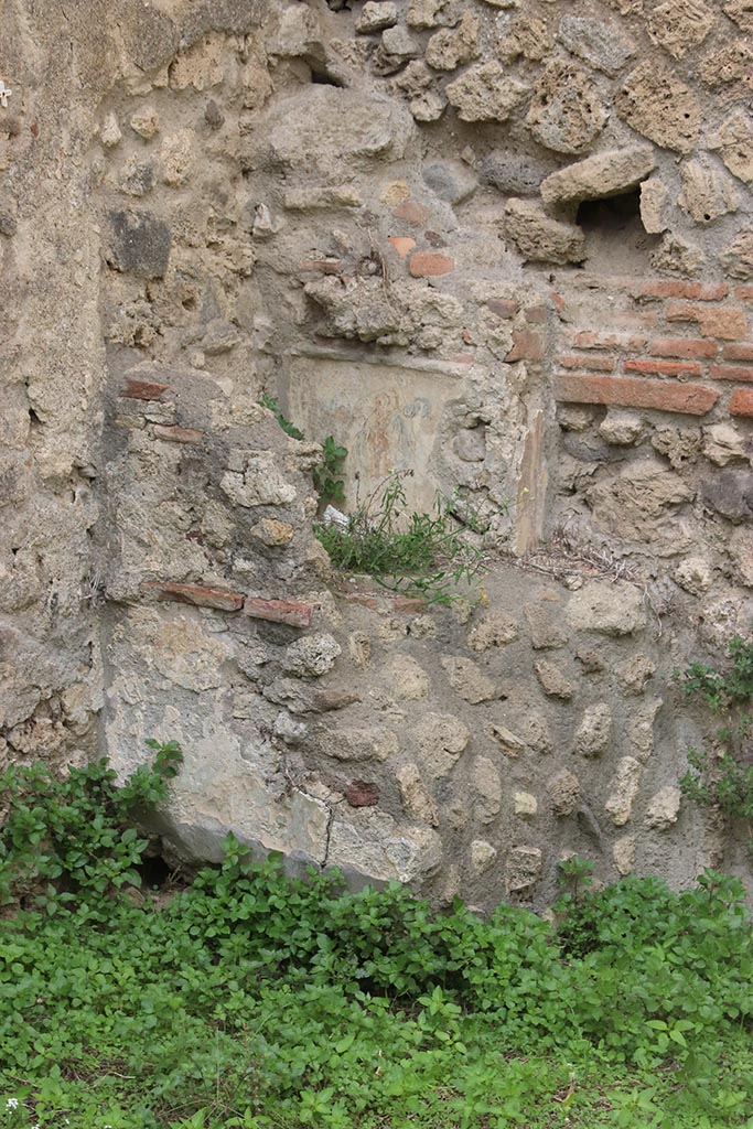 IX.7.12, 14 or 16 (?) Pompeii. October 2024. 
Garden area “e”, looking north-west towards lararium. Photo courtesy of Klaus Heese.