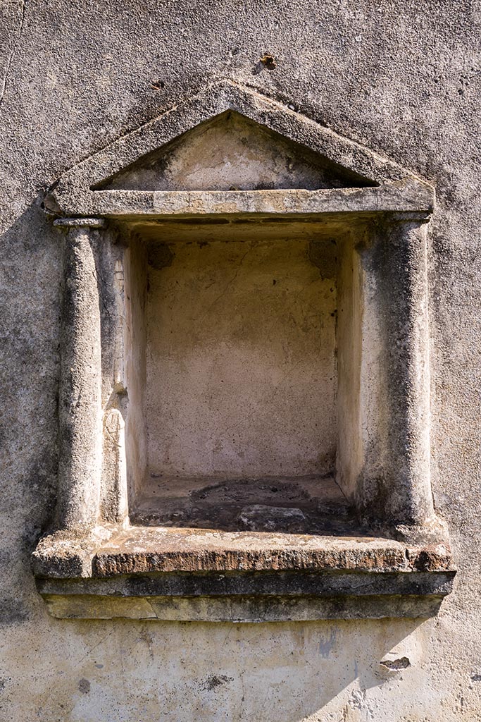 IX.7.20 Pompeii. April 2022.   
Rectangular niche in atrium with stucco aedicula facade. Photo courtesy of Johannes Eber.