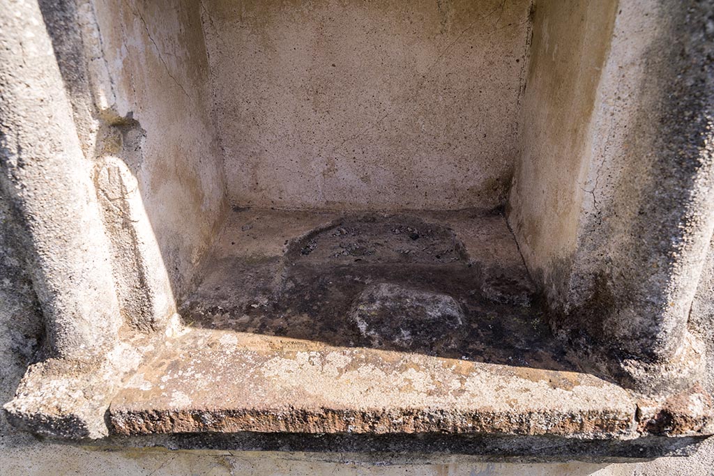 IX.7.20 Pompeii. April 2022. Shelf at base of niche. Photo courtesy of Johannes Eber.
