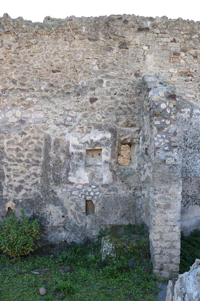IX.7.22/21 Pompeii. December 2018. 
West wall of atrium, with hearth below niche. Photo courtesy of Aude Durand.