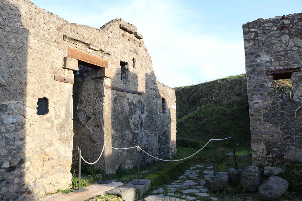 IX.8.b Pompeii. December 2018. Looking south towards doorway on Vicolo del Centenario. Photo courtesy of Aude Durand.