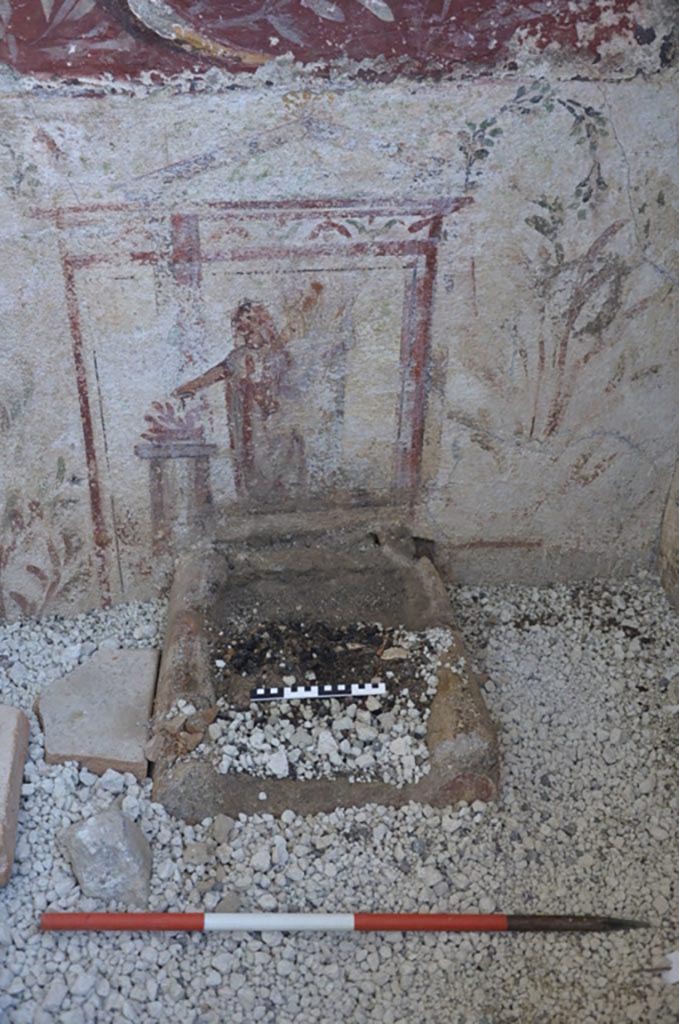 IX.10.1 Pompeii. Lararium and altar recently found in room 12.
The burnt deposit on the altar of the lararium (12).
Il deposito combusto sull’altare del larario (12).
See PAP e-journal 6, 28.09.2023, p. 67, fig. 17. Download: PAP e-journals 2023 collection volumes 01-09 
Photograph © Parco Archeologico di Pompei.