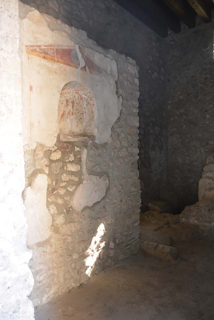 IX.14.4 Pompeii. July 2017. 
Kitchen 18, painted niche lararium on south wall, with latrine in south-west corner, on right.
Foto Annette Haug, ERC Grant 681269 DÉCOR.