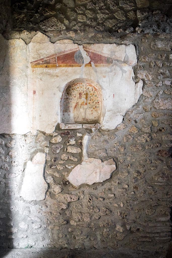 IX.14.4 Pompeii. July 2024. 
Painted niche lararium on south wall of kitchen. Photo courtesy of Johannes Eber.