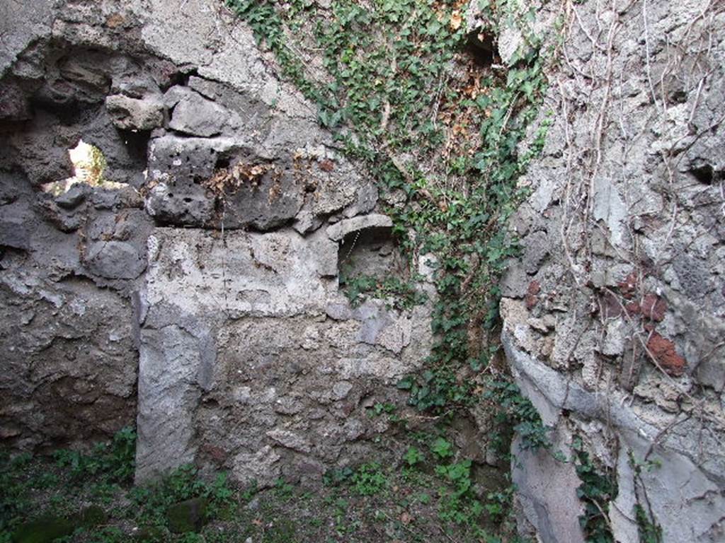 HGE12 Pompeii. December 2006. North-east corner of room, with niche. Was this the kitchen? According to Boyce, in the kitchen was “un piccolo Larario…..colla pittura del genio del loco”. He thought this was probably a niche with a single serpent painted on the wall beside it. See Boyce G. K., 1937. Corpus of the Lararia of Pompeii. Rome: MAAR 14.  (p.97, no.480)