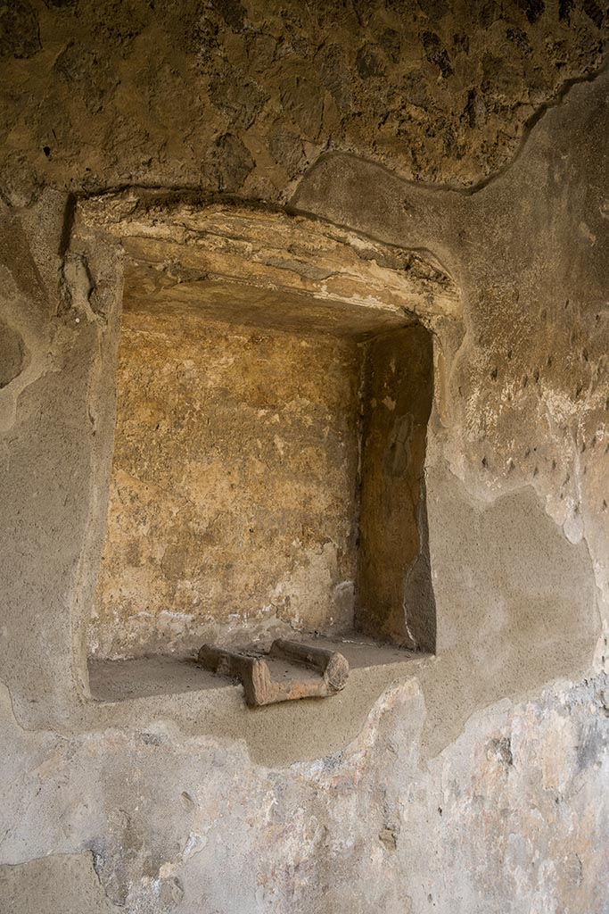 Villa of Mysteries, Pompeii. July 2024. 
Room 61 niche in north wall, looking towards east side. Photo courtesy of Johannes Eber.