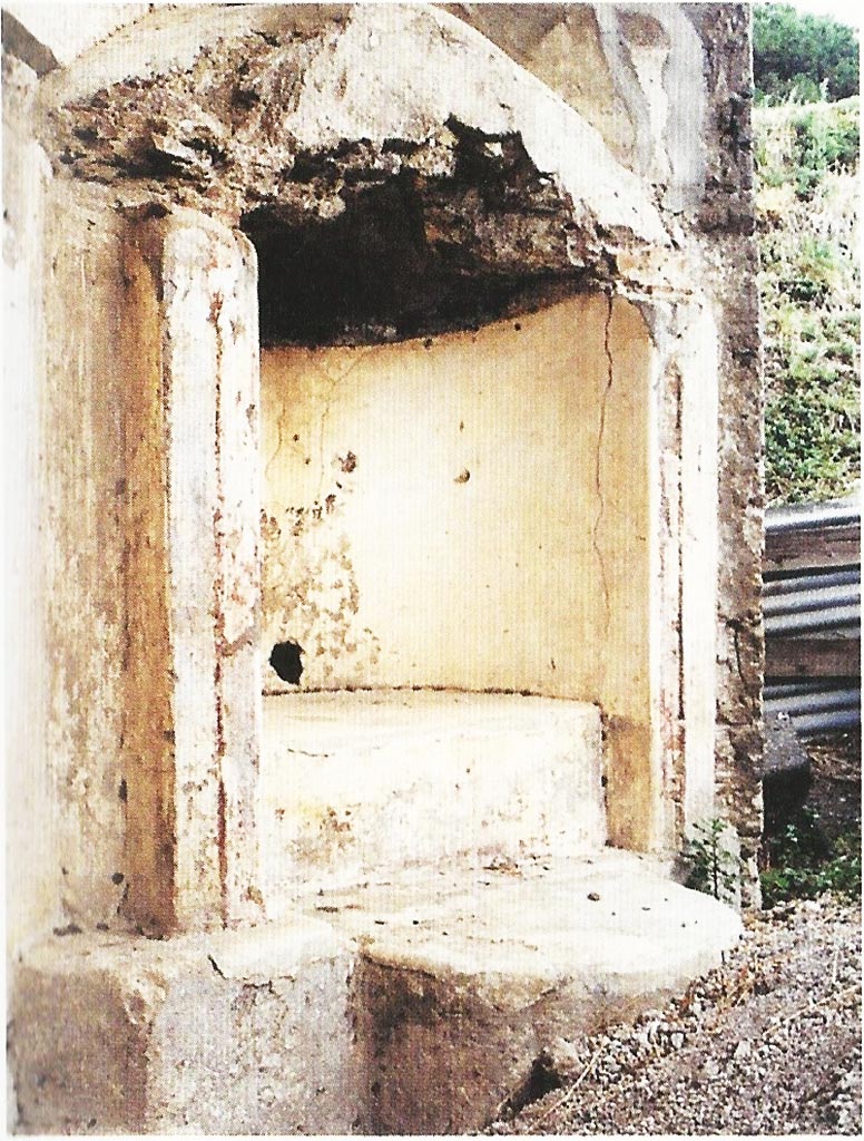 Stabiae, Secondo Complesso. Aedicula lararium niche in north-east corner of room at rear of room 13.
According to la Vega –
Portici 23 Settembre 1775.
In Stabia si e levato in frantumi il pavimento di musaico negri notato nel rapporto de 26 agosto, per mandare dentro de’ sacchi le pietre di musaico a Canart. Ho fatto mutare il lavoro di Stabia in altro sito, dove a Mastro Antonio ha parso piu proprio per fare de’ ritrovamenti da mandare al Museo………………. Non molto lontano da questo fu trovata in tempi addietro una stalla e le rote di un carro. Gli dissi nel passato rapporto che si lavorava nel cortile della solita casa; in questo s’era scoperta una nicchia che avendovi fatto per poco approfondare, vi si e trovato il piede d’una statua di marmo; e pero ho stimato, prima di abbondonare questo luogo, di ordinare che vi si faccia all’intorno qualche ricerca per ritrovare, se mai vi fosse, la corrispondente statua; lo che credo sia di sua approvazione….. la Vega (minuta).
Dal 18 di settembre al 31 di ottobre si scavo la sala o exedra notata col. No.19 nella Tav. V. – V. il Giornale di la Vega dal 1775 al 1778.
(Portici 23, September 1775.
In Stabia, the black floor noted in the report of 26th August was lifted in fragments, to send the mosaic stones in sacks to Canart. I have changed the work at Stabia to another site, where it seemed to Mastro Antonio to make precisely more finds to be sent to the Museum……………. Not far from this was found in former times, a stable and the wheels of a wagon. I told him in the past report, that we worked in the courtyard of the usual house; in this a niche had been discovered, which having been made to deepen it for a little bit, a foot of a marble statue was found, and therefore I have thought before abandoning this place, to order that some search be made around it to find, if at all, the corresponding statue; which I think will be to your approval…………… la Vega (minuta).
From the 18th September to the 31st October, the room or exedra noted as No.19 was excavated, as in Tav. V. – See the Journal of la Vega from 1775 to 1778.)
See Ruggiero M., 1881. Degli scavi di Stabia dal 1749 al 1782, Naples, (p.231).