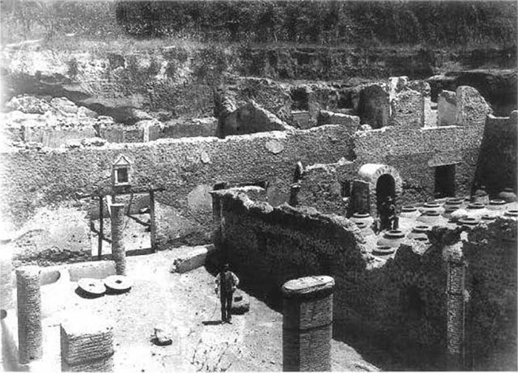 Villa della Pisanella. Large niche with aedicula façade. N. E. wall of the peristyle-court.
Looking north across Area A, the courtyard/peristyle and cella vinaria (Q on right) during excavations, taken from near above entrance.
See Elisabetta Cardone. Boscoreale: tesori archeologici e villa della Pisanella. https://www.vesuviolive.it/