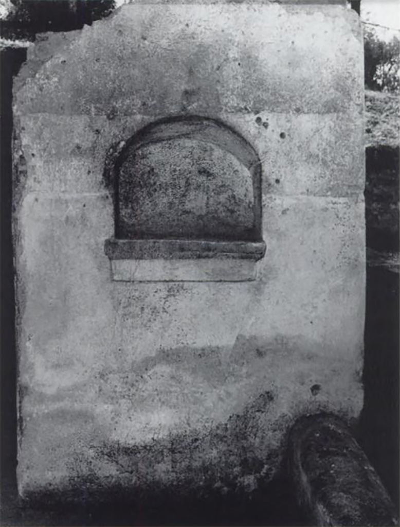 53. Scafati, Villa N. Popidi Narcissi Maioris. Arched niche lararium on west wall in room 8.
Nella parete O lo zoccolo di intonaco raggiunge un’altezza di m. 1,24 ed in essa si apre un larario (largh. 0,55; alt. 0,47; prof. M. 0,33; posto a m. 1,05 dal piano pavimentale) con il piano costituito da una tegola fratta a sua volta rivestita da intonaco. L’intonaco sottostante presenta diciotto linee verticale incise (Alte da m. 0,04 a m. 0,055).
On the west wall the plaster base reaches a height of m. 1.24 and in it opens a lararium (width 0.55; height 0.47; depth 0.33 m; located 1.05 m from the floor level) with the base made of a broken tile in turn covered with plaster. The underlying plaster has eighteen engraved vertical lines (0.04 to 0.055 m high).
See Conticello de' Spagnolis, M., 2002. La villa "N. Popidi Narcissi Maioris": in Scafati, suburbio orientale di Pompei, p. 73, fig. 49.
Nel vano (9) ricavato nel portico (8) fu edificata una nicchia (h. 47; largh. 55; prof. 33; h. dal suolo 105) con piano costituito da una tegola con, al di sotto, una cornice aggettante. La parete sottostante presenta intonaco decorato con diciotto linee verticale incise.
In the room (9) created in the portico (8) a niche was built (h. 47; width 55; depth 33; height from the ground 105) with a surface made of a tile with, below, a protruding frame. The wall below has plaster decorated with eighteen engraved vertical lines.
See Giacobello, F., 2008. Larari Pompeiani: Iconografia e culto dei Lari in ambito domestico. Milano: LED Edizioni, (p.223, no.5)