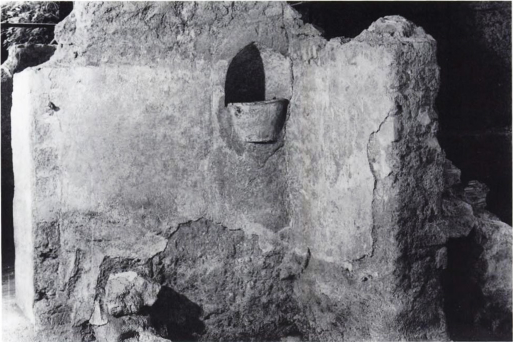 53. Scafati, Villa N. Popidi Narcissi Maioris. Niche with basin in south-west corner of kitchen with latrine, room 15.
Nella parete S del vano (in comune con l'ambiente 13) è inserita nella muratura, che contiene in quel punto anche una nicchia (alta m. 0,60; prof. max. m. 0,41), una vaschetta fittile di colore scuro (largh. m. 0,42; alt. m. 0,25). (Figg. 72-73).
In the S wall of the room (shared with room 13) inserted into the masonry, which also contains a niche at that point (0.60 m high;
prof. max. m. 0.41), is a dark colored clay basin (width 0.42 m; height 0.25 m).
See Conticello de' Spagnolis, M., 2002. La villa "N. Popidi Narcissi Maioris": in Scafati, suburbio orientale di Pompei, p. 96, fig. 73.
Nicchia arcuata (h. 60; prof. 41) collocato sopra il focolare. Nei pressi della nicchia si rinvenne un unguentario in vetro.
Arched niche (h. 60; d. 41) placed above the hearth. A glass ointment jar was found near the niche.
See Giacobello, F., 2008. Larari Pompeiani: Iconografia e culto dei Lari in ambito domestico. Milano: LED Edizioni, (p.223, no.5)