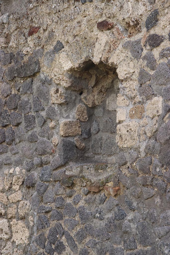 I.2.3 Pompeii. October 2024. 
Niche on south wall of atrium, at east end. Photo courtesy of Klaus Heese.