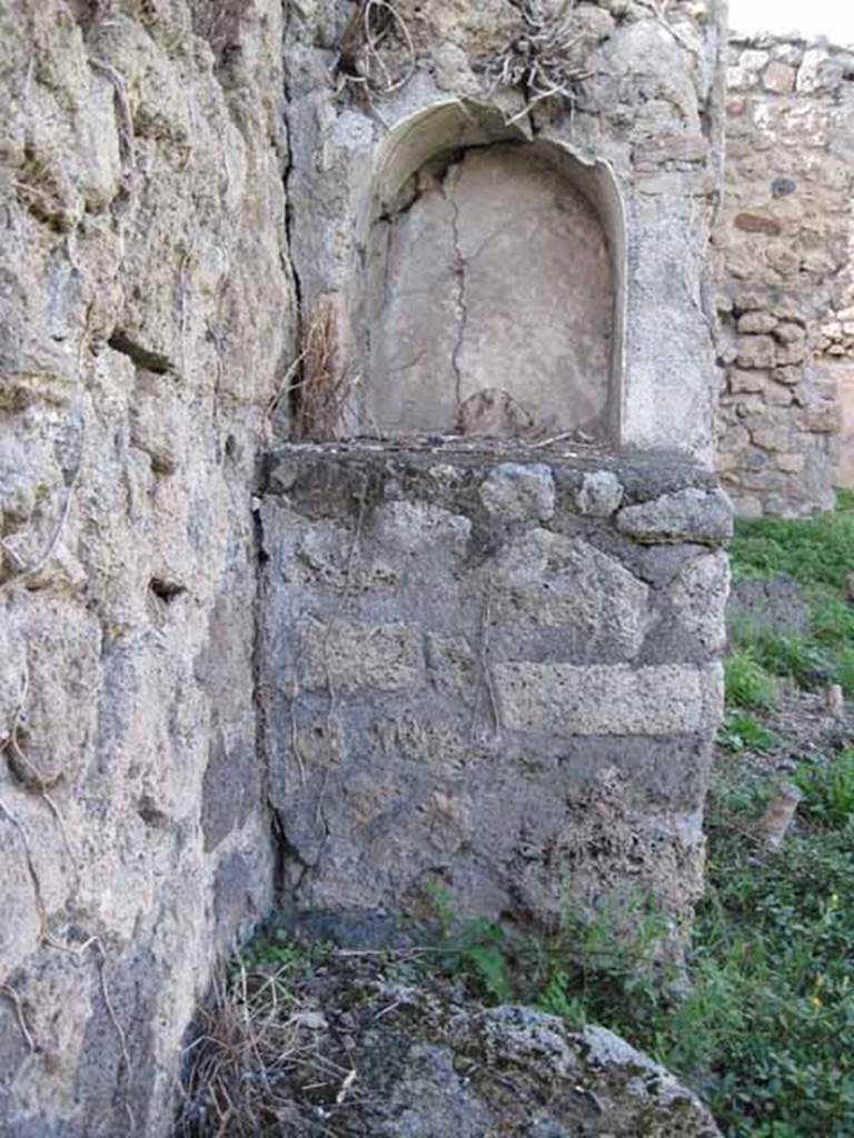1.2.16 Pompeii. September 2010. Niche in north-west corner of garden.
Photo courtesy of Drew Baker.