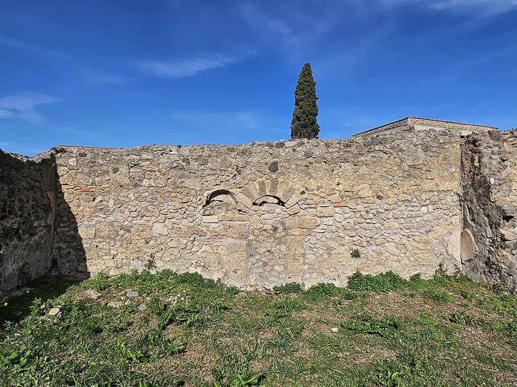 I.2.20 Pompeii. November 2024. North wall of garden area with arched niche. Photo courtesy of Annette Haug.