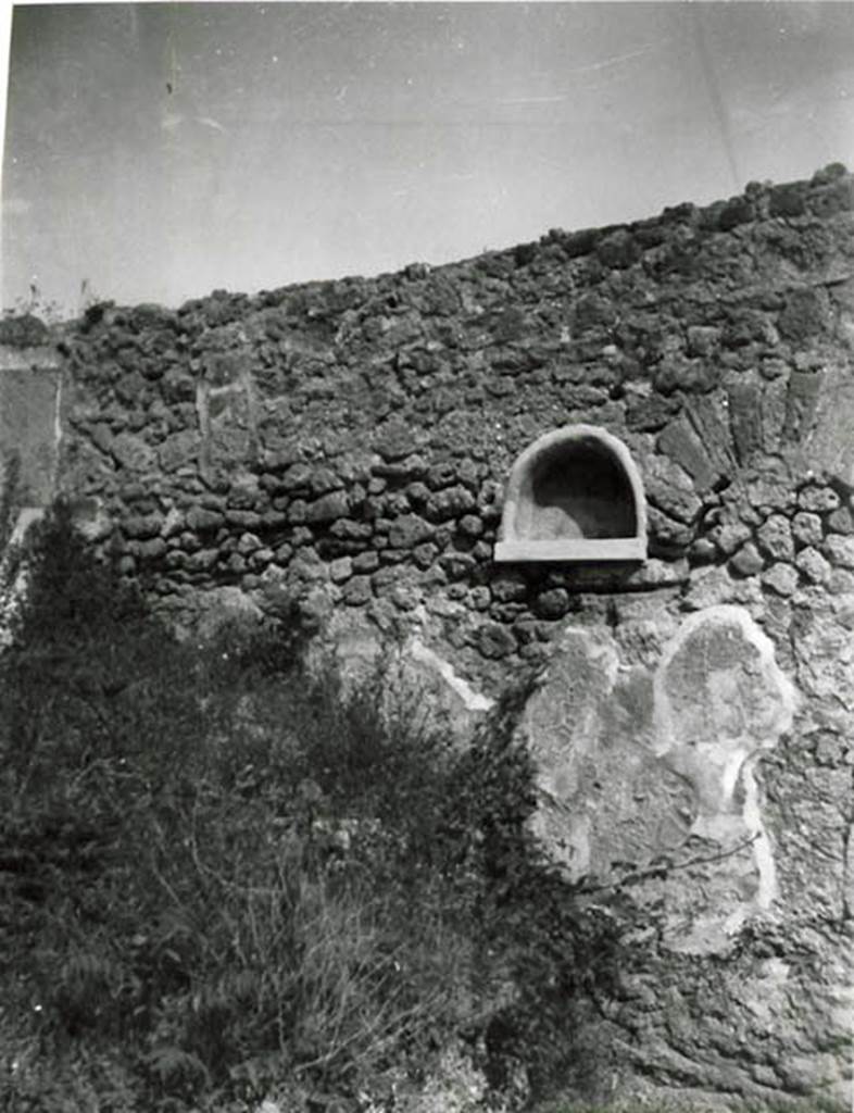 I.2.20 Pompeii. 1935 photo taken by Tatiana Warscher.  Looking towards north wall of garden with niche.  Warscher noted “La pittura del larario è svanita”. (translation: The lararium painting had vanished).
See Warscher T., 1935. Codex Topographicus Pompeianus: Regio I.2. (no.35), Rome: DAIR, whose copyright it remains.