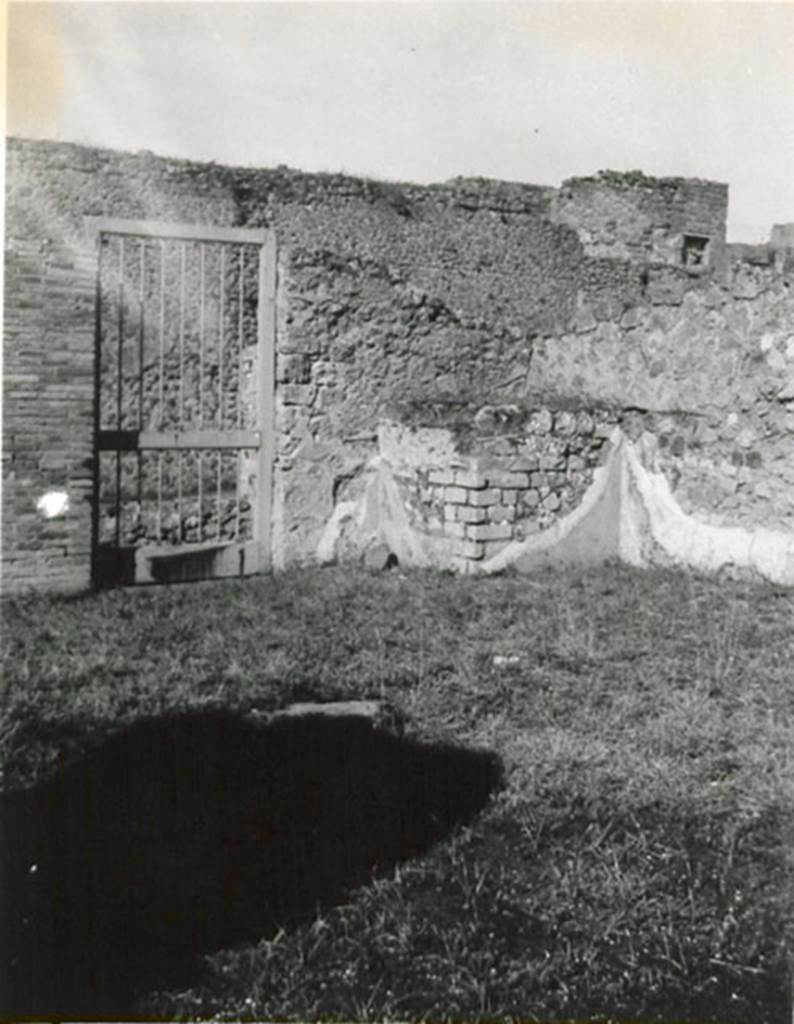 I.3.3 Pompeii. 1935 photograph by Tatiana Warscher. Looking towards the north-west corner of the atrium.
See Warscher, T, 1935: Codex Topographicus Pompejanus, Regio I, 3: (no. 5), Rome, DAIR, whose copyright it remains.