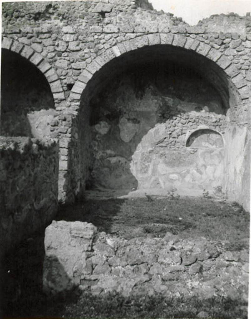 I.3.5 Pompeii. 1935 photograph taken by Tatiana Warscher. Looking east into rear vaulted room.
See Warscher, T, 1935: Codex Topographicus Pompejanus, Regio I, 3: (no.12), Rome, DAIR, whose copyright it remains.