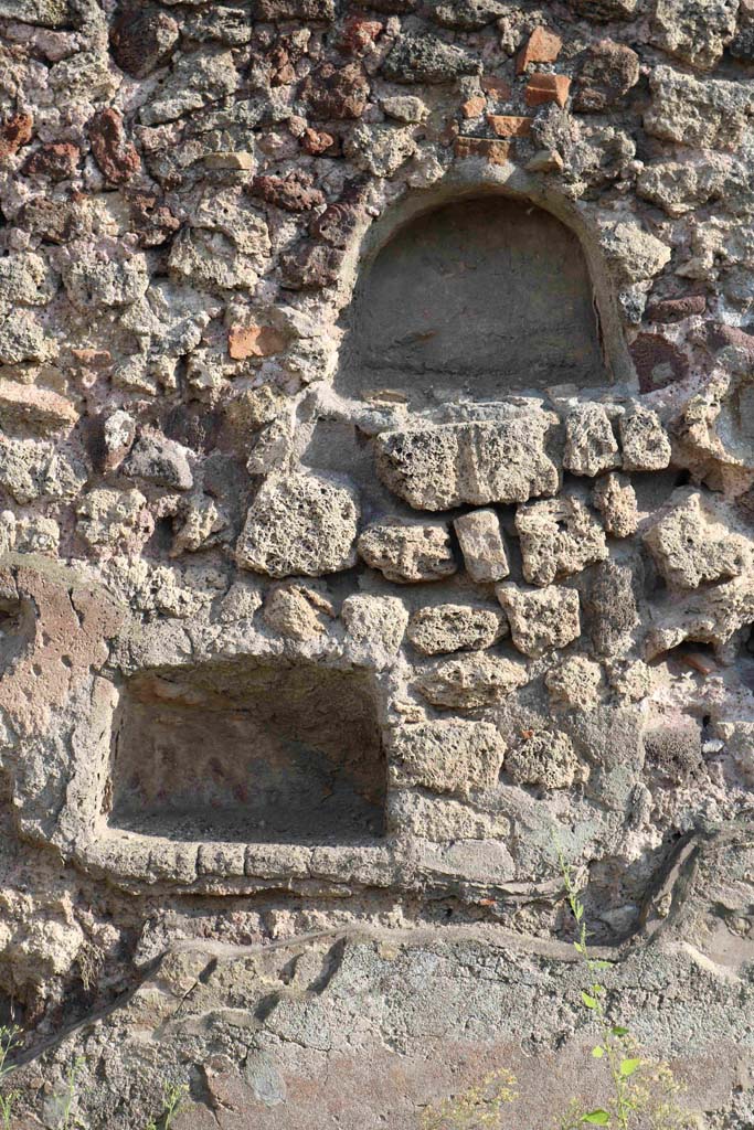 I.4.15/16 Pompeii. September 2018. 
Detail of two niches on south wall of shop with two doorways. Photo courtesy of Aude Durand.