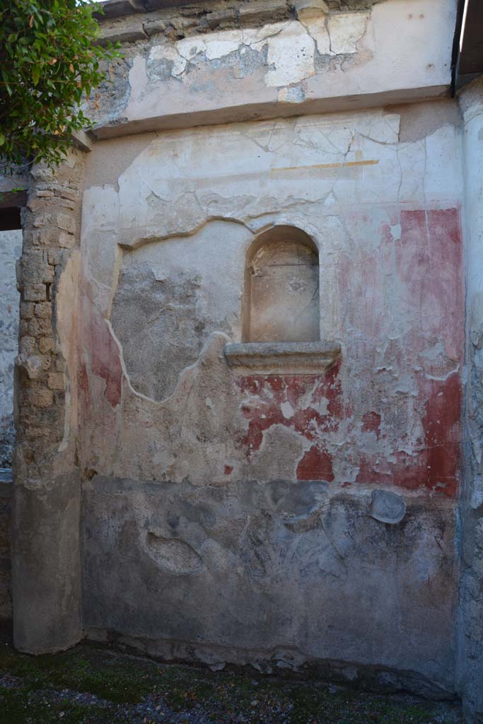 I.7.7 Pompeii. October 2019. Detail of lararium with arched niche in north-west corner of peristyle.
Foto Annette Haug, ERC Grant 681269 DÉCOR
Giacobello described this as a pseudo-aedicula lararium on west wall of peristyle.
See Giacobello, F., 2008. Larari Pompeiani: Iconografia e culto dei Lari in ambito domestico. Milano: LED Edizioni, (p.254, no.V7)
