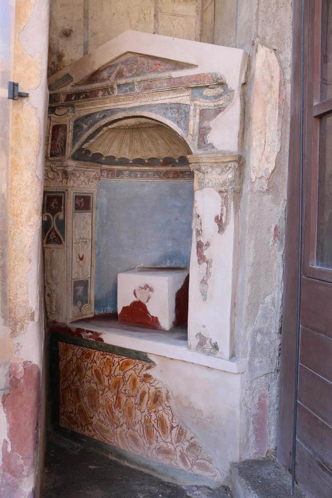 I.7.12 Pompeii. December 2018. 
Arched niche, against west wall of north portico. Photo courtesy of Aude Durand.