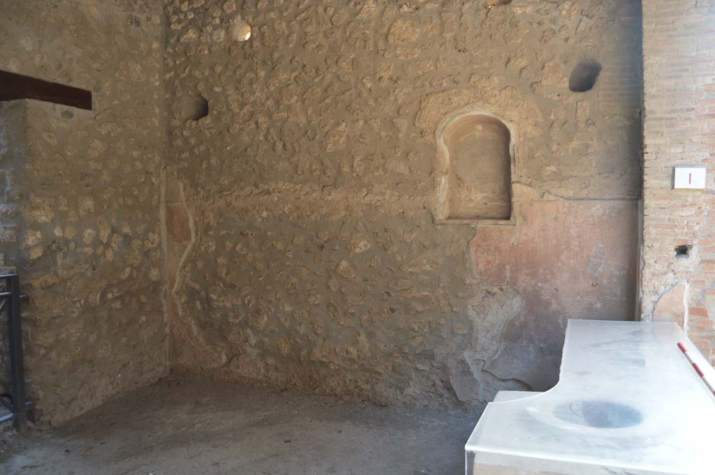 I.8.1 Pompeii. October 2017. Looking towards west wall with niche.
Foto Taylor Lauritsen, ERC Grant 681269 DÉCOR.