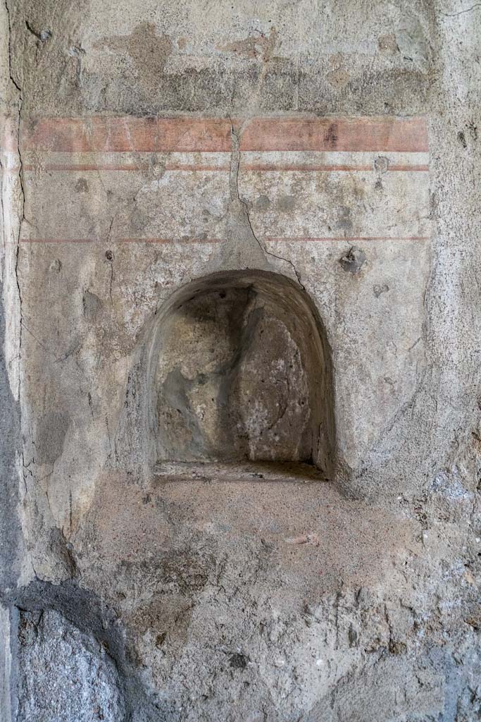 I.8.17 Pompeii. December 2021. 
Niche in south-east corner of atrium 3 next to door of room 8. Photo courtesy of Johannes Eber.