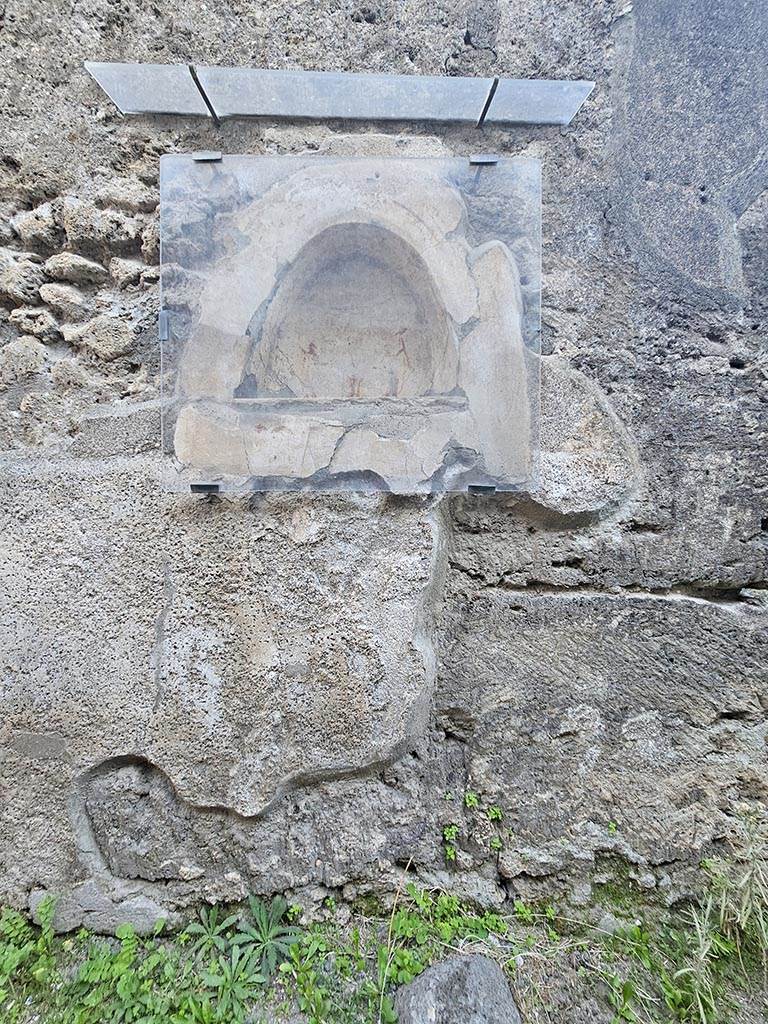 I.10.3, Pompeii. November 2024. 
Looking towards east wall of fauces/entrance corridor with niche. Photo courtesy of Annette Haug.