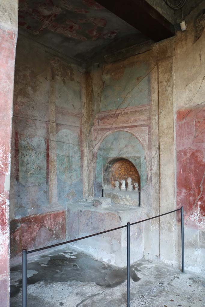 I.10.4 Pompeii. December 2018. Area 25, south-west corner of peristyle. 
Exedra with built in altar and apsed niche. Photo courtesy of Aude Durand.