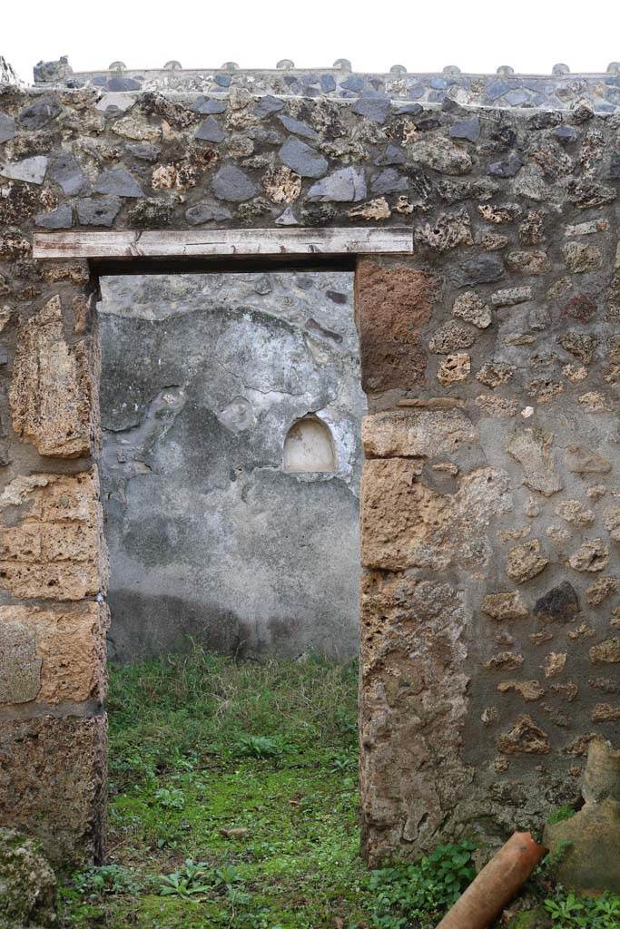 I.11.3 Pompeii. December 2018. 
Looking through kitchen doorway towards niche on south wall of the garden. 
Photo courtesy of Aude Durand.