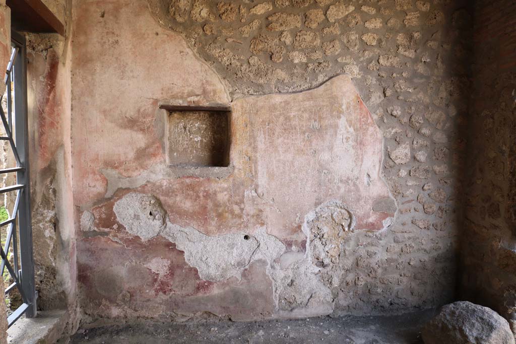 I.11.7 Pompeii. December 2018. 
West wall of the shop with niche, and doorway to I.11.6 in south wall, on left. Photo courtesy of Aude Durand.