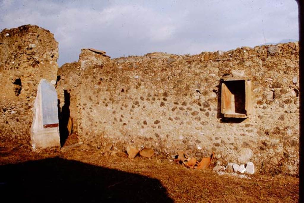 I.11.12 Pompeii. 1964. 
Painted plaster on doorway to small room, on left, and south wall with niche. Photo by Stanley A. Jashemski.
Source: The Wilhelmina and Stanley A. Jashemski archive in the University of Maryland Library, Special Collections (See collection page) and made available under the Creative Commons Attribution-Non Commercial License v.4. See Licence and use details.
J64f1972