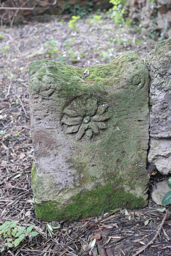 I.12.8 Pompeii. December 2018. 
Room 9, detail of carved stone in low wall of peristyle garden. Photo courtesy of Aude Durand.