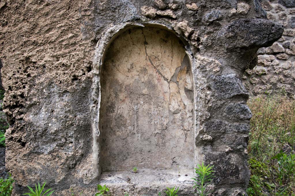 I.13.2 Pompeii. July 2018. Detail of niche/recess in pilaster on north-east side of atrium.
Photo courtesy of Johannes Eber.