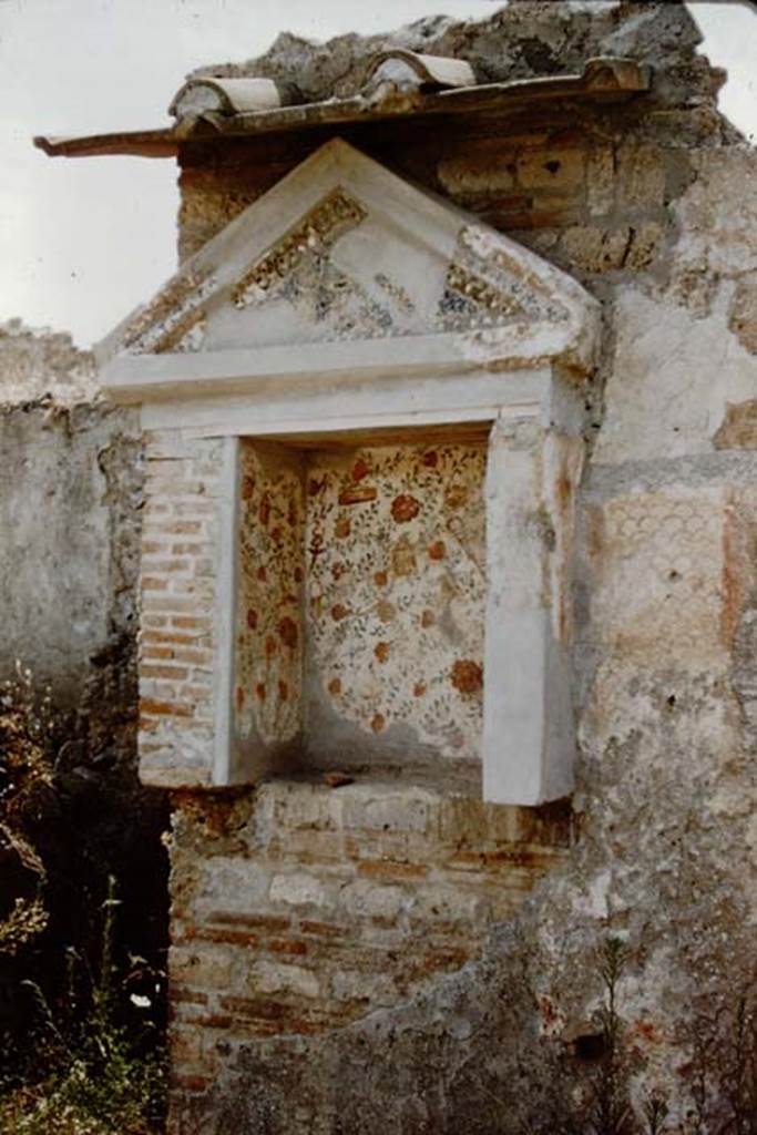 I.13.12 Pompeii. 1959. Lararium on west side of atrium. Photo by Stanley A. Jashemski.
Source: The Wilhelmina and Stanley A. Jashemski archive in the University of Maryland Library, Special Collections (See collection page) and made available under the Creative Commons Attribution-Non Commercial License v.4. See Licence and use details.
J59f0509