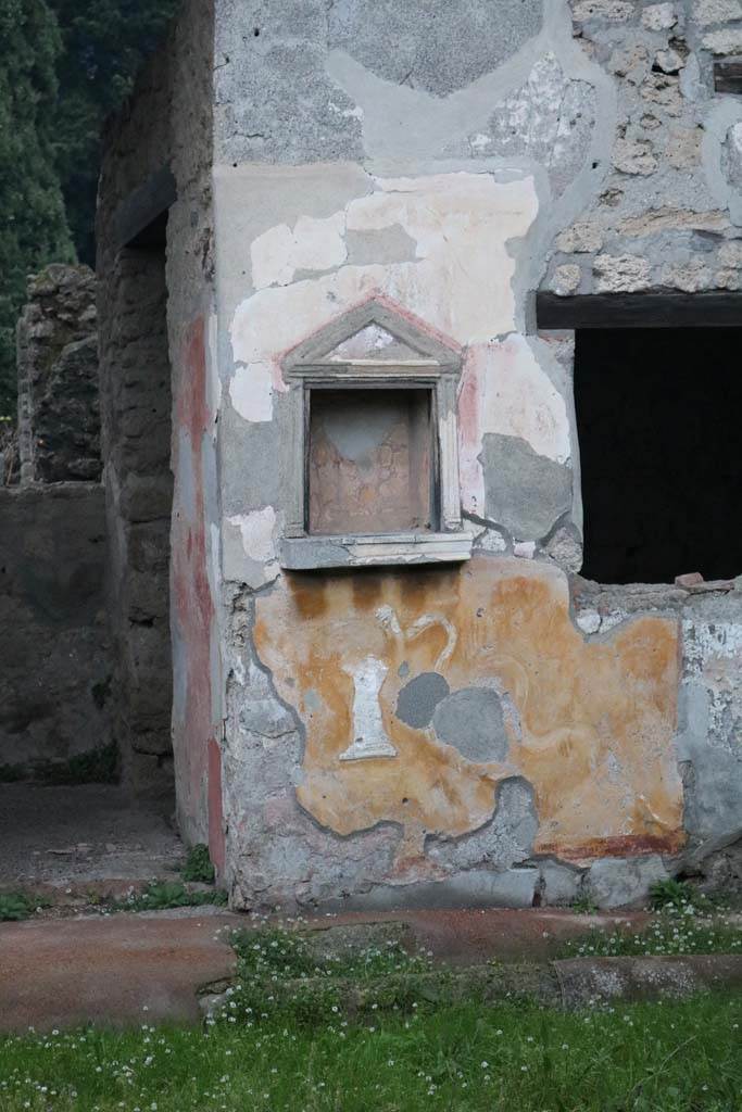 II.1.9 Pompeii. December 2018. 
Niche lararium, with stucco altar and stucco serpent. Photo courtesy of Aude Durand.
According to Giacobello, this is a pseudo-aedicula lararium.
See Giacobello, F., 2008. Larari Pompeiani: Iconografia e culto dei Lari in ambito domestico. Milano: LED Edizioni, (p.261, no.V23)