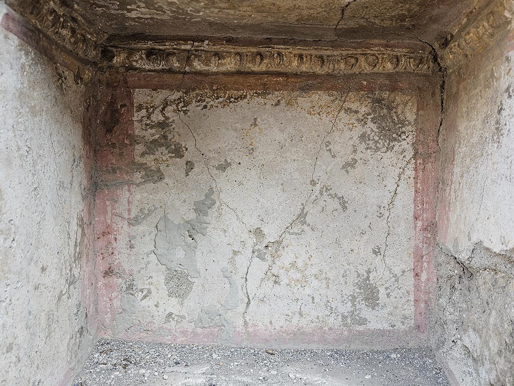II.2.3 Pompeii. November 2024. Detail of interior of niche on east wall. Photo courtesy of Annette Haug.