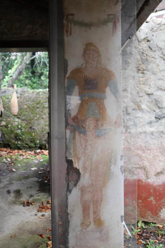 II.9.1 Pompeii. December 2018. Triclinium 8.
Detail of painting of Priapus on the west face of column. Photo courtesy of Aude Durand.