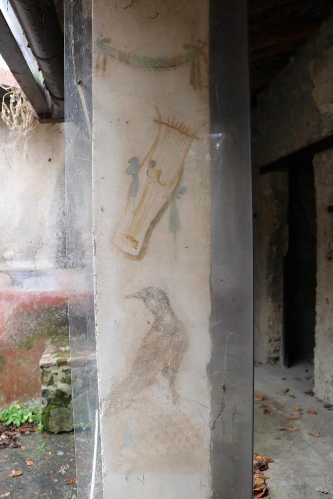 II.9.1 Pompeii.  December 2018.  
Painting of black bird and other subject on east side of column on the north side of the triclinium.
Looking towards entrance doorway. Photo courtesy of Aude Durand.
