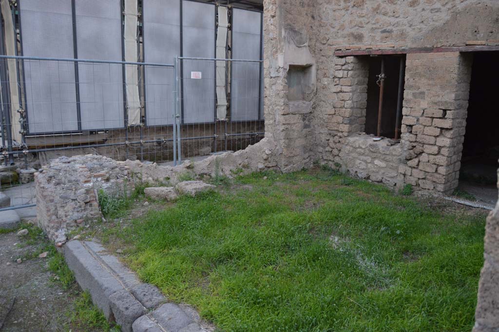 III.4.1 Pompeii. October 2017. Looking towards niche in north-west corner, and remains of west wall of workshop.
Foto Taylor Lauritsen, ERC Grant 681269 DÉCOR.