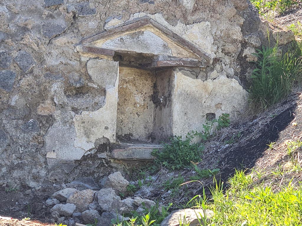 III.7.5 Pompeii. May 2024. Detail of niche with pediment set into west wall. Photo courtesy of Klaus Heese.