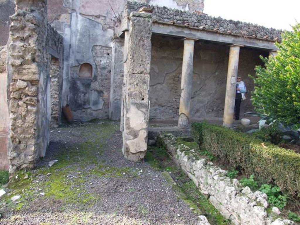 V.2.4 Pompeii. December 2007. Looking west along room 13, peristyle.
The west wall of the tablinum can be seen on the left, next to which is the doorway to room 14, next to the niche.