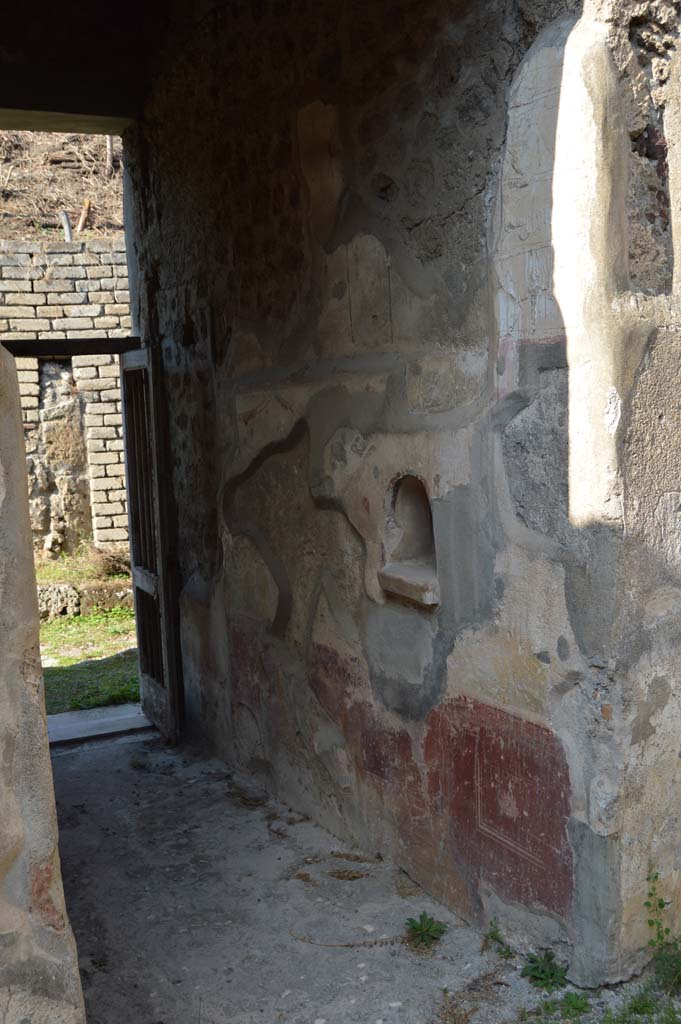 V.2.h Pompeii. October 2017. 
Looking north from south end of east wall of entrance corridor/fauces ‘a’, towards entrance doorway.
Foto Taylor Lauritsen, ERC Grant 681269 DÉCOR.