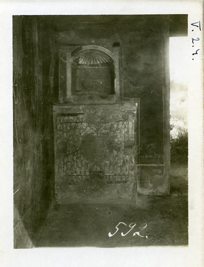 V.3.4 Pompeii but numbered as V.2.4 on photo. Pre-1937-39. Looking north to lararium in tablinum.
Photo courtesy of American Academy in Rome, Photographic Archive. Warsher collection no. 592.