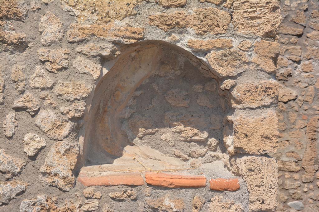 V.3.8 Pompeii. September 2019. Niche set into north wall of atrium bakery area. 
Foto Annette Haug, ERC Grant 681269 DÉCOR.