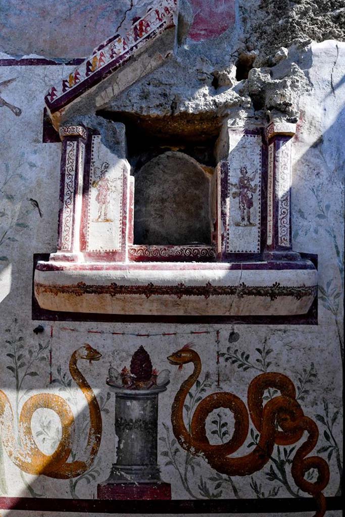 V.3.13 Pompeii. 2018. Room 2a. Lararium. East wall.
Sacred shrine with figures of the Lares painted on the sides and serpents below.
Parete est. L'edicola sacra con ai lati dipinte le figure dei "Lari, e, al di sotto, due grandi serpenti "agatodemoni".
Photograph © Parco Archeologico di Pompei.