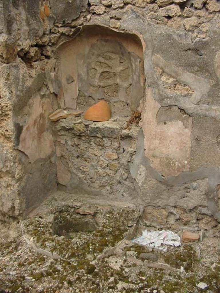 V.4.7 Pompeii. May 2003. Niche on west wall. Photo courtesy of Nicolas Monteix.